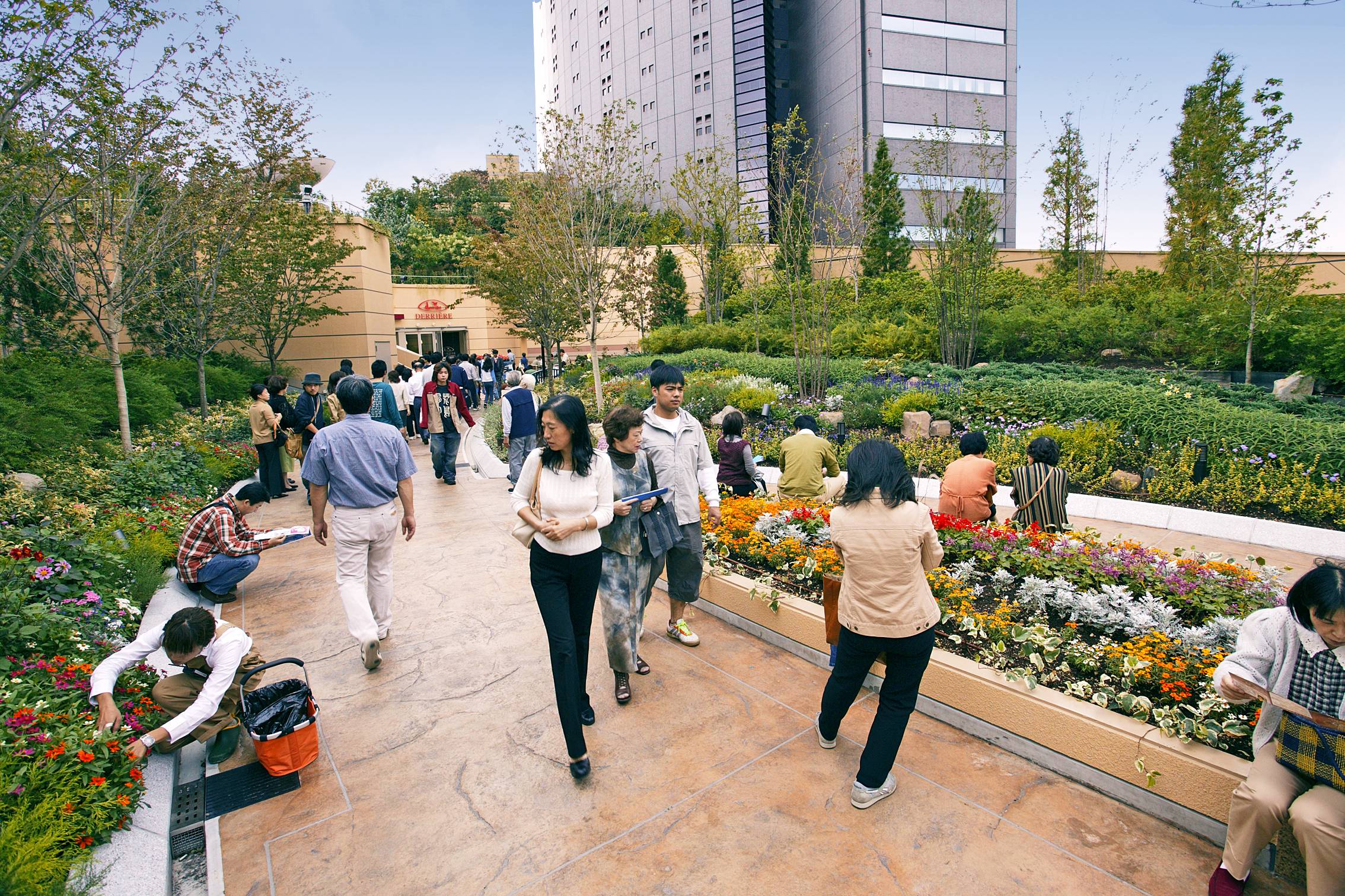 Visitors stroll through Osaka's Namba Green Parks development project. | HIROYUKI KAWANO / COURTESY OF JERDE