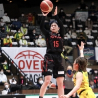 Antelopes guard Shiori Yasuma takes a jump shot against the Sunflowers during Game 1 of the WJBL Finals on Saturday. | KAZ NAGATSUKA
