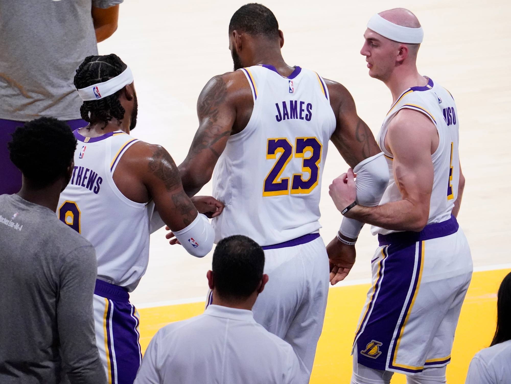 Hawks extend win streak against Lakers as LeBron James injured