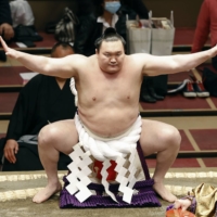 Hakuho pulled out of the ongoing Spring Basho after just two matches due to swelling in his right knee. | KYODO