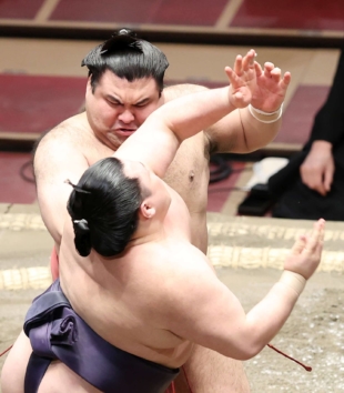 Takayasu (rear) battles Onosho on Day 9 of the Spring Grand Sumo Tournament on Monday at Ryogoku Kokugikan. | NIKKAN SPORTS
