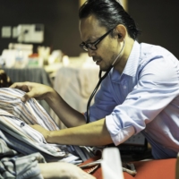 Jun Sasaki, a doctor and the head of Yushokai Medical Corp., a home medical care provider, examines a patient. | HIROSHI HATANO
