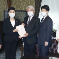 Members of opposition parties submit a no-confidence motion against communications minister Ryota Takeda in the Diet on Wednesday. | KYODO