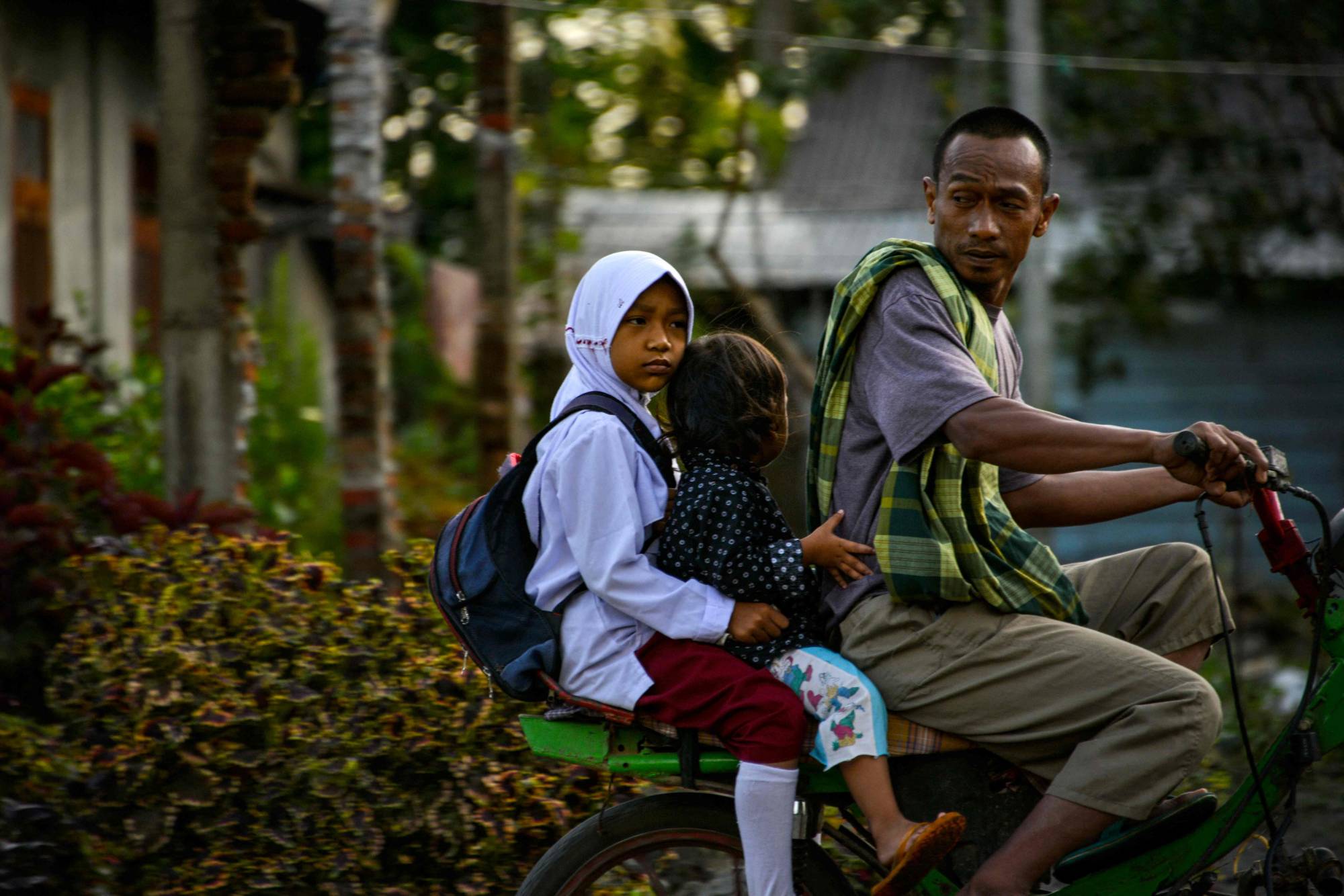 A man and his children in in Bener Meriah, Indonesia | AFP-JIJI