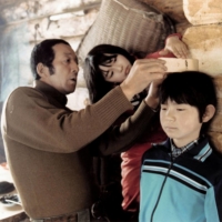 Japanese actor Kunie Tanaka stars as an awkward but loving father in a scene from the long-running TV drama \"Kita no kuni kara\" (From the Northern Country) in 1983.  | FUJI TELEVISION / VIA KYODO