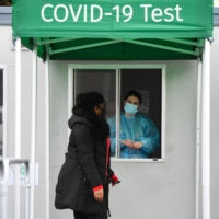 A COVID-19 testing service at London Heathrow Airport  | BLOOMBERG 