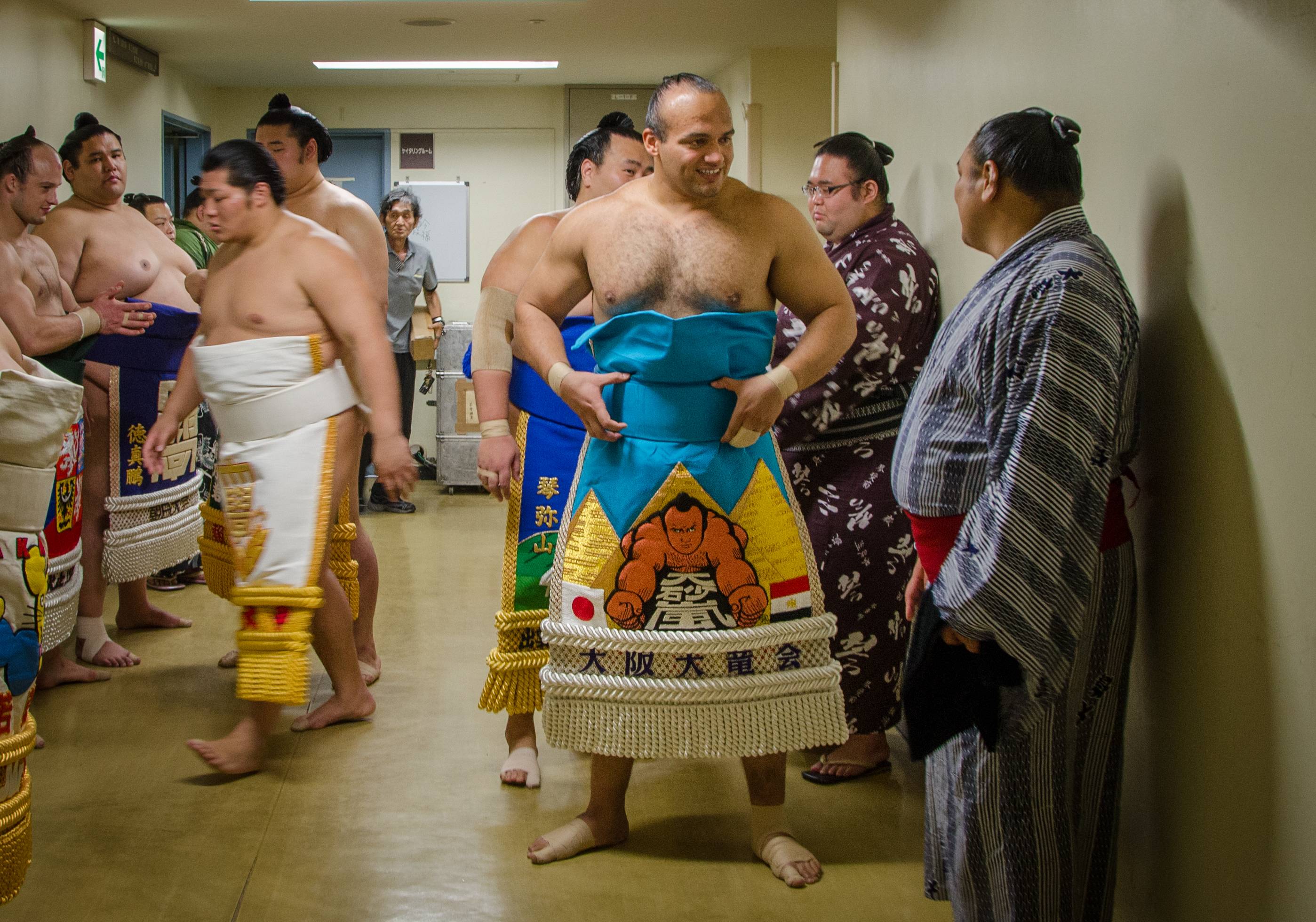 Osunarashi wears a kesho mawashi belt designed by Kototsurugi during the 2013 Nagoya Basho. | John Gunning 