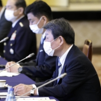 Foreign Minister Toshimitsu Motegi (right) and Defense Minister Nobuo Kishi (center) attend the Japan-U.S. \"two-plus-two\" meeting in Tokyo last month. The foreign and defense ministers of Japan and India are planning to hold their own two-plus-two talks in Tokyo later this month. | BLOOMBERG