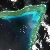 Chinese vessels are seen anchored in a satellite image taken on March 23 at Whitsun Reef, around 320 km west of Bataraza, in Palawan, the Philippines, in the South China Sea.   | MAXAR TECHNOLOGIES / VIA AFP-JIJI