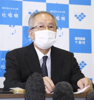 Masashi Higo, mayor of Toshima village, holds a news conference in Kagoshima on Monday. | KYODO