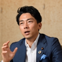 Environment Minister Shinjiro Koizumi has called on China to accelerate efforts to reduce its greenhouse gas emissions ahead of global climate talks later this month. | BLOOMBERG