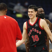Yuta Watanabe scored 10 points for the Raptors in a victory over the Thunder in Tampa, Florida, on Sunday. | NBA ENTERTAINMENT / VIA GETTY IMAGES / VIA KYODO