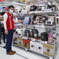 Domestic shipments of home appliances in fiscal 2020 hit their highest level in 24 years. | KYODO