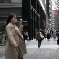SBI Holdings Inc. will implement a series of campaigns that will virtually eliminate commission fees for spot trading in equities to boost younger customers. | BLOOMBERG