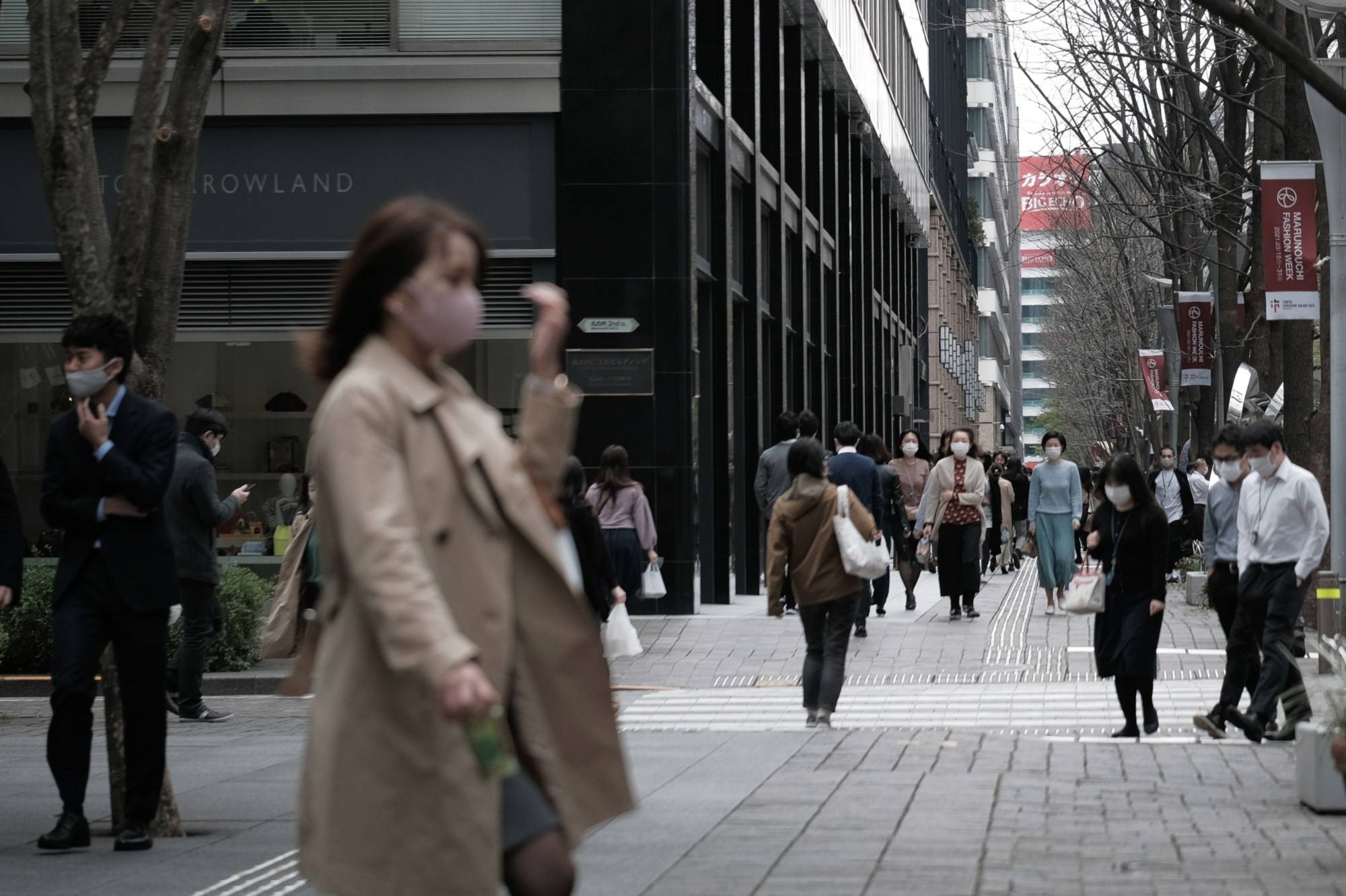 SBI Holdings Inc. will implement a series of campaigns that will virtually eliminate commission fees for spot trading in equities to boost younger customers. | BLOOMBERG
