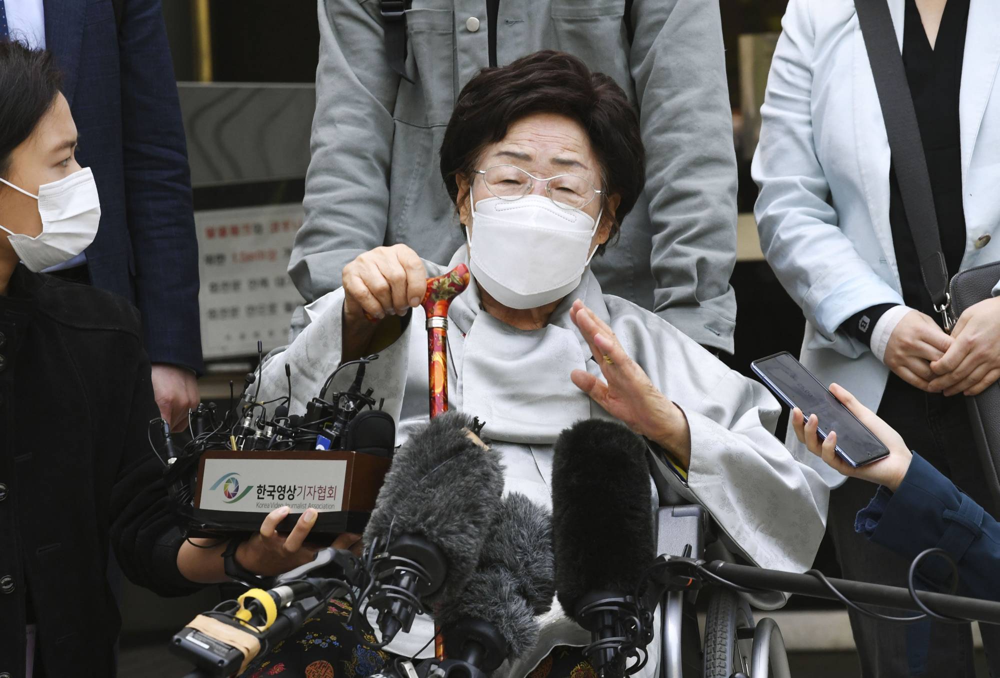 Former 'comfort woman' Lee Yong-soo speaks to reporters Wednesday after the Seoul Central District Court dismissed a damages lawsuit brought by a group of former comfort women against the Japanese government. | KYODO