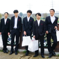 Up for a show: High school buddies reunite at a wedding and wax nostalgic on life and adulthood in \"Remain in Twilight.\" | © 2020 ‘REMAIN IN TWILIGHT’ PRODUCTION COMMITTEE