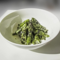 Black sesame seeds stand out dramatically against the bright green of spring asparagus. | MAKIKO ITOH
