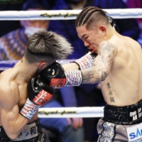 Kazuto Ioka (right) was disciplined by the Japan Boxing Commission for revealing his tattoos during his New Year\'s Eve bout against Kosei Tanaka. | KYODO

