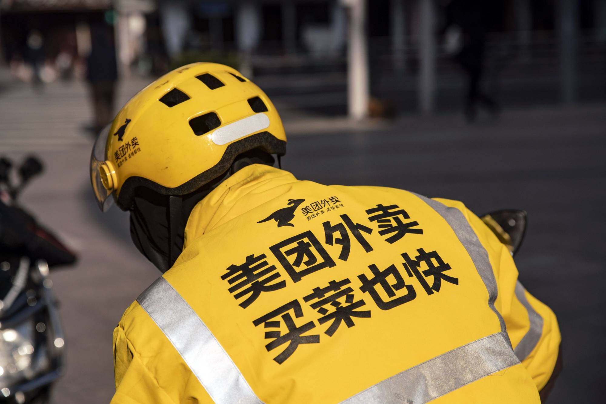 A food delivery courier for Meituan in Shanghai | BLOOMBERG 