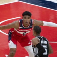 Wizards forward Rui Hachimura defends against Spurs guard Dejounte Murray on Monday at Capital One Arena in Washington. | USA TODAY / VIA REUTERS