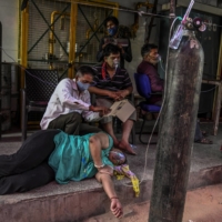 Coronavirus patients are treated with oxygen at a Sikh house of worship in Delhi on Sunday.  | ATUL LOKE / THE NEW YORK TIMES