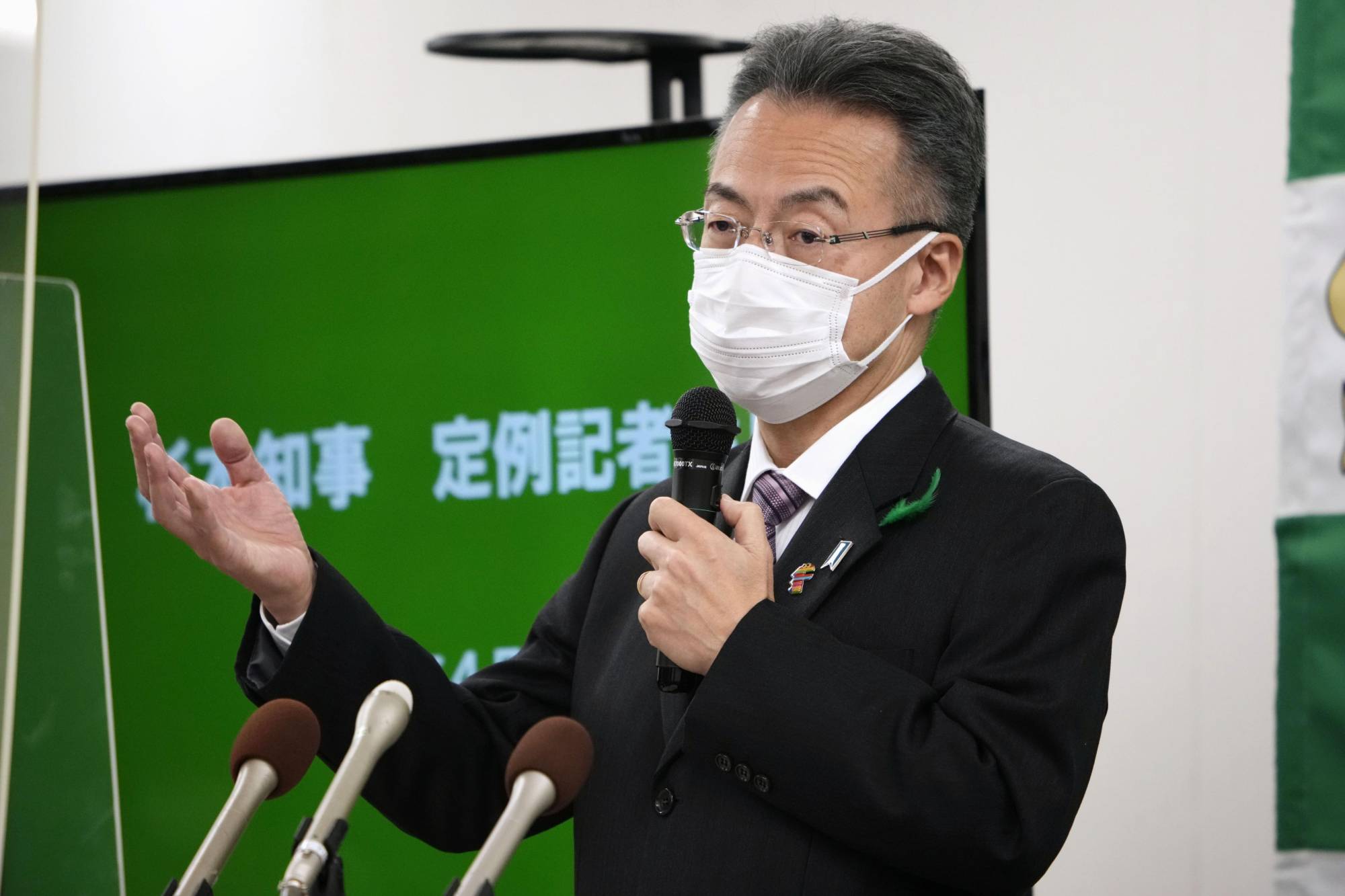Fukui Gov. Tatsuji Sugimoto speaks to reporters at the Fukui Prefectural Government building Wednesday after announcing the approval of the operation of nuclear plants beyond their 40-year limit. | KYODO