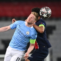 Manchester City\'s Kevin De Bruyne (front) and Paris Saint-Germain\'s Marquinhos vie for the ball during the first leg of their Champions League semifinal on Wednesday in Paris | AFP-JIJI