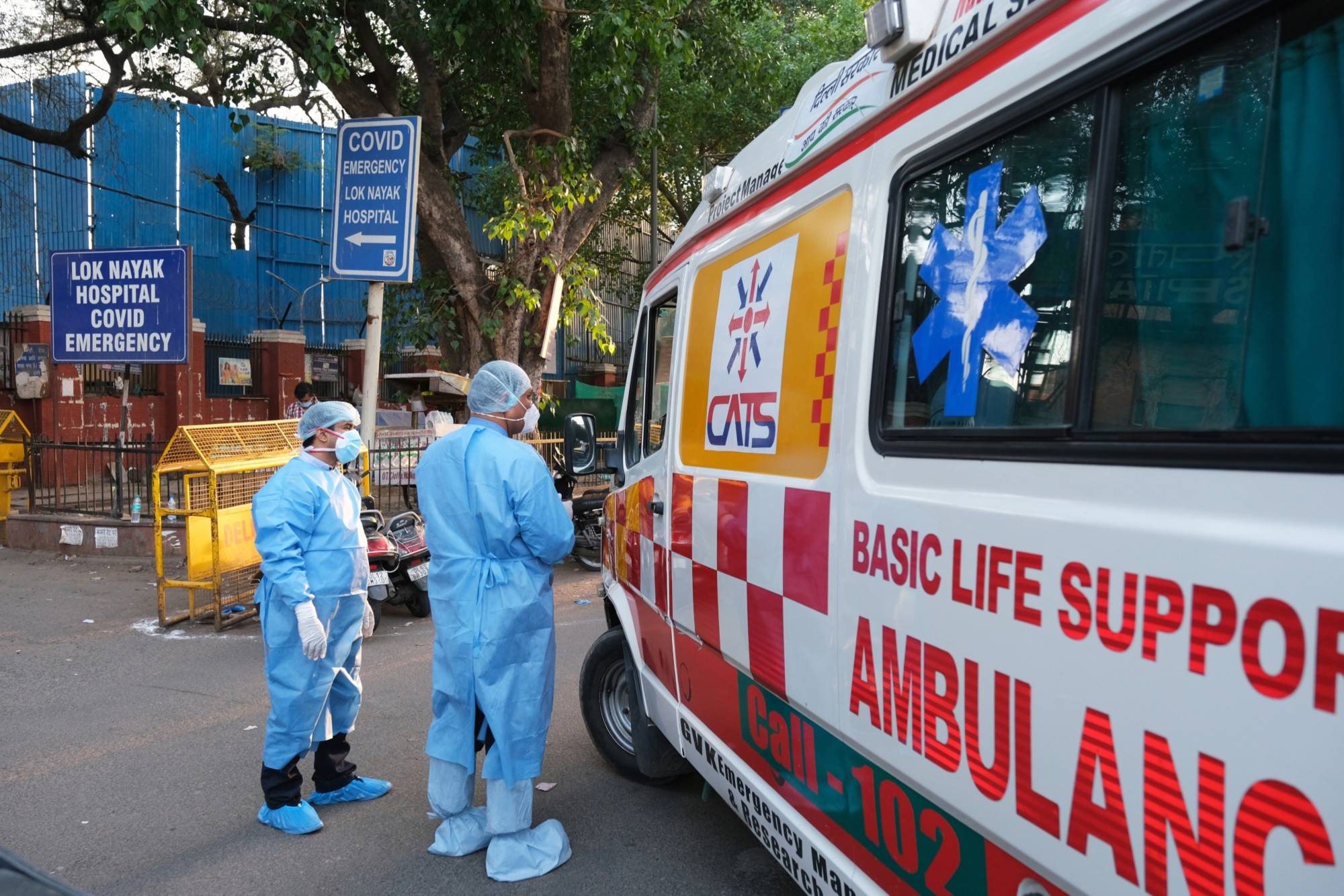 Health workers turn away an ambulance at the main entrance of the Lok Nayak Jaiprakash Hospital in New Delhi on Sunday. | Bloomberg 