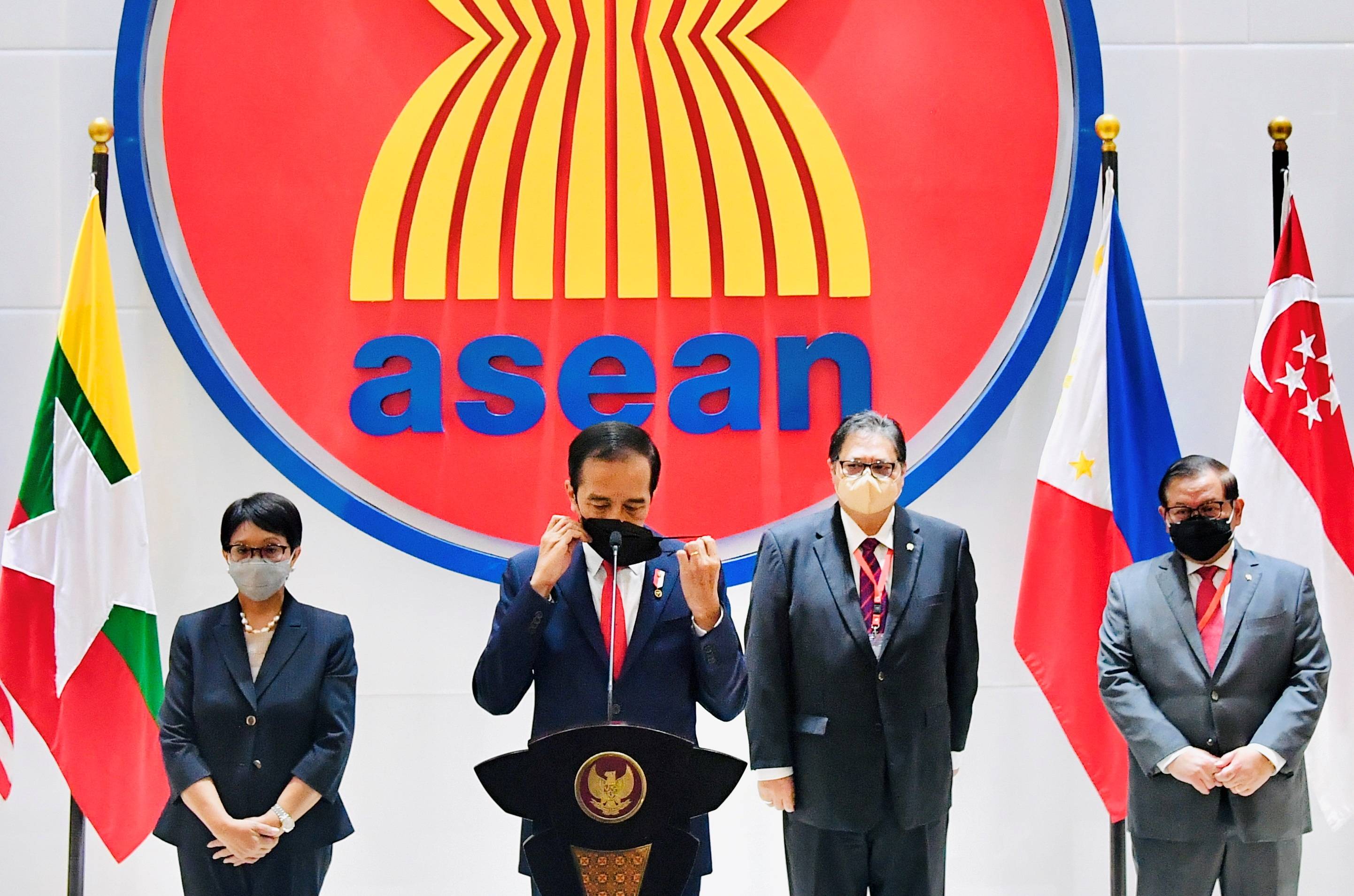 Indonesian President Joko Widodo speaks at a news conference after attending the ASEAN leaders' summit in Jakarta on April 24. | INDONESIAN PRESIDENTIAL PALACE / VIA REUTERS 