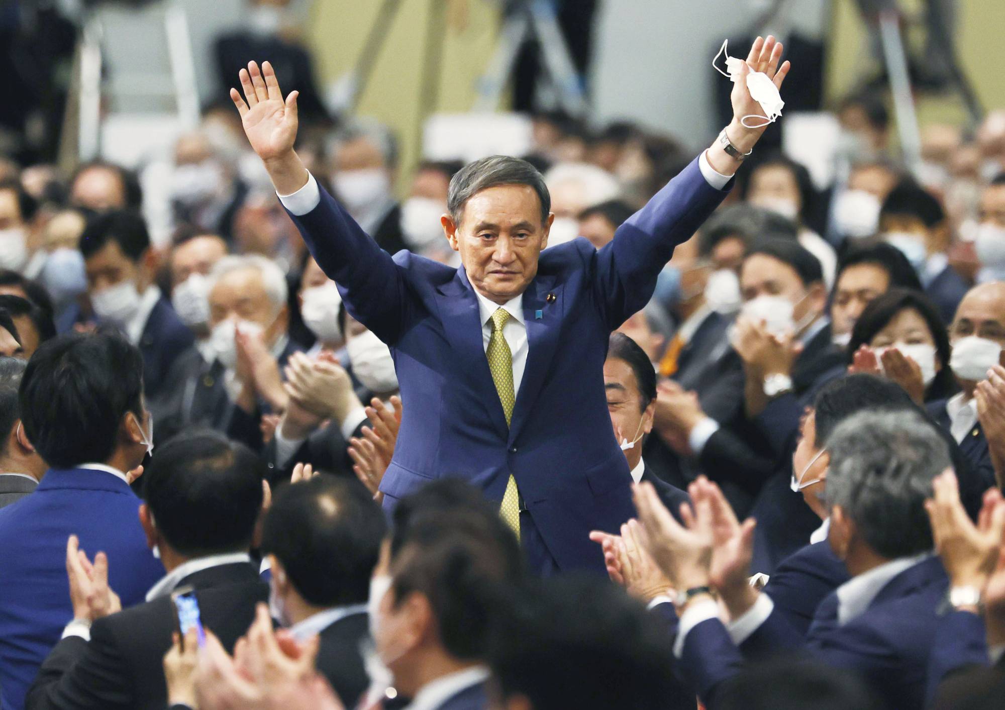 There are two things supporting Prime Minister Suga right now. First, the public is still generally apathetic about the opposition. Second, there are few political leaders that want to inherit his problems. | KYODO 