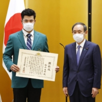 Masters winner Hideki Matsuyama poses with Prime Minister Yoshihide Suga after receiving the Prime Minister\'s Award on Friday. | KYODO