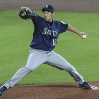 Mariners starter Yusei Kikuchi pitches against the Astros during the first inning in Houston on Thursday. | USA TODAY / VIA REUTERS