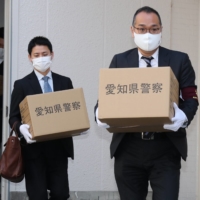 Aichi Prefectural Police investigators confiscate boxes of signatures in a recall petition against the prefectural governor in February in Nagoya. | CHUNICHI SHIMBUN
