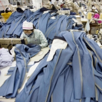 A clothing factory in Vietnam. Of the 819,000 tons of garments supplied to the Japanese market in 2020, 799,000 tons, or about 98%, was imported from overseas. | VWPICS / AP / VIA KYODO
