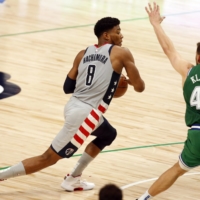 Wizards forward Rui Hachimura (left) drives to the basket against the Mavericks on Saturday in Dallas. | USA TODAY / VIA REUTERS
