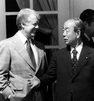 Prime Minister Takeo Fukuda meets U.S. President Jimmy Carter at the White House in Washington in May 1978. | UPI/KYODO