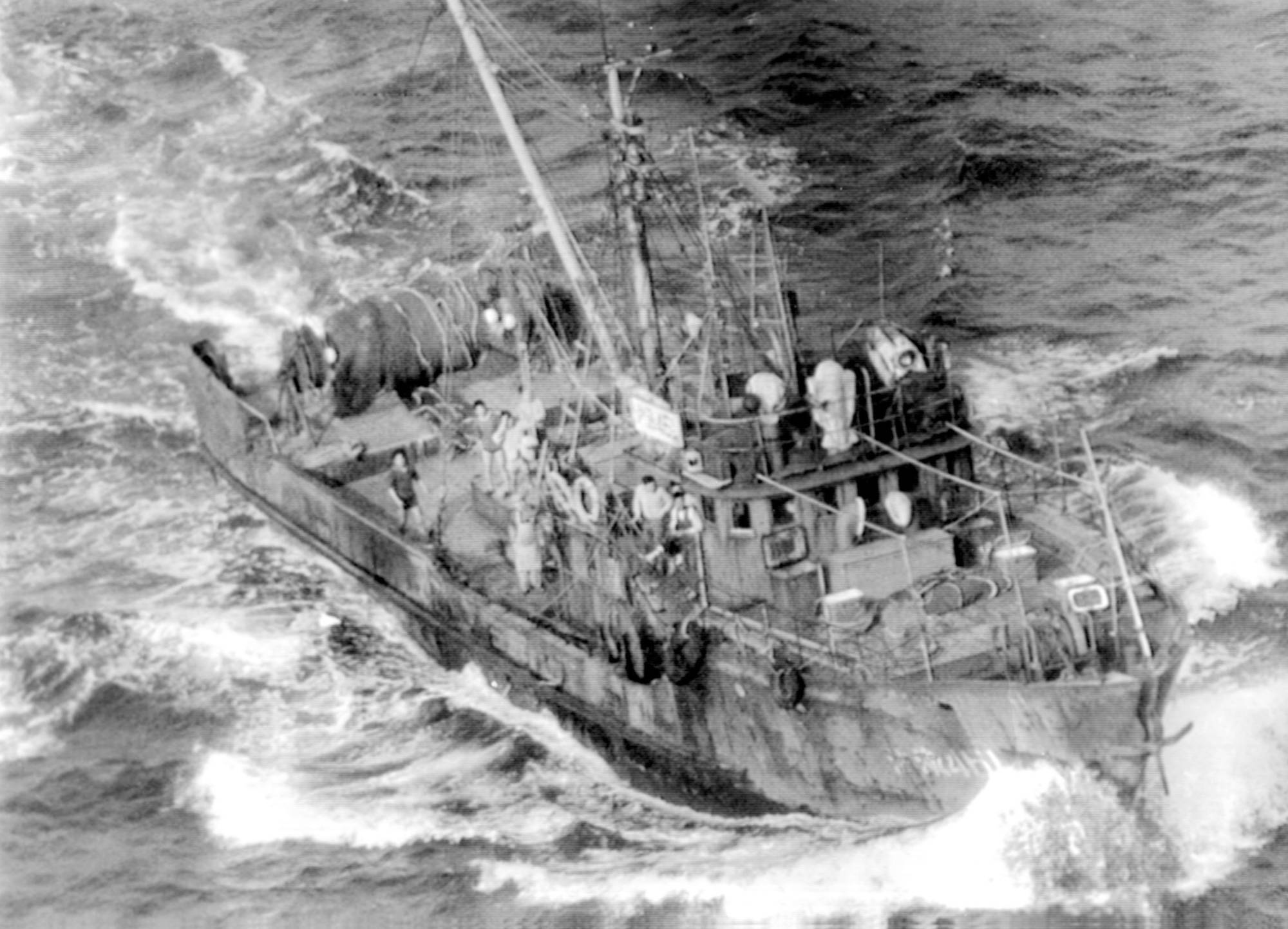 A Chinese fishing vessel enters the Japanese territorial waters around the Senkaku Islands in April 1978. | KYODO