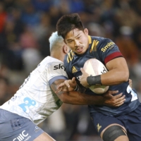 The Highlanders\' Kazuki Himeno runs the ball against the Blues during a Super Rugby Aotearoa game on April 16 in Dunedin, New Zealand. | GETTY / VIA KYODO