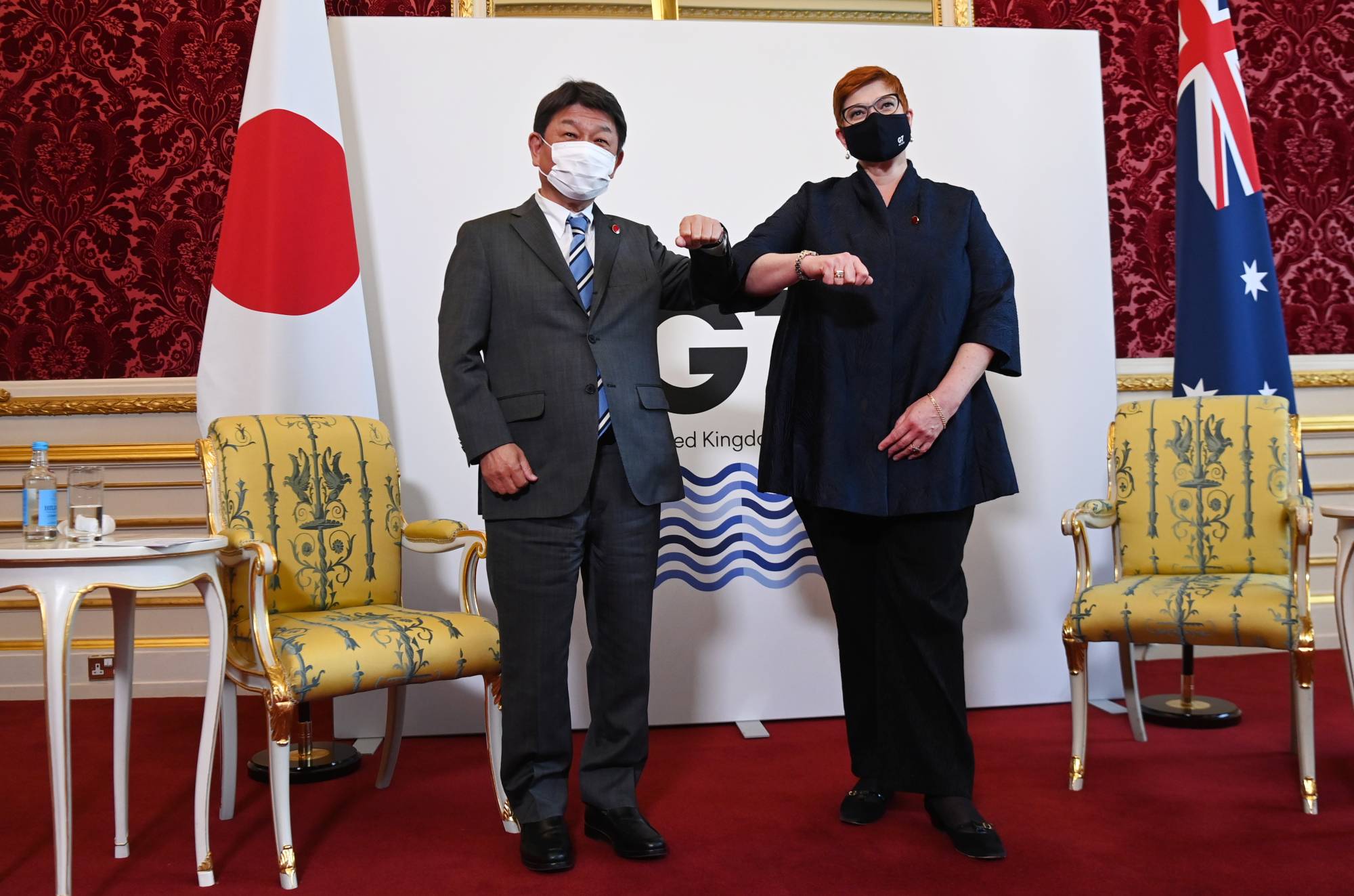 Foreign Minisgter Toshimitsu Motegi and his Australian counterpart Marise Payne meet in London on Wednesday. | POOL / VIA BLOOMBERG