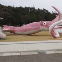 The giant squid statue in Noto, Ishikawa Prefecture, stands four meters high and nine meters long. | YOUTUBE@THETONARINOPOTI / VIA REUTERS