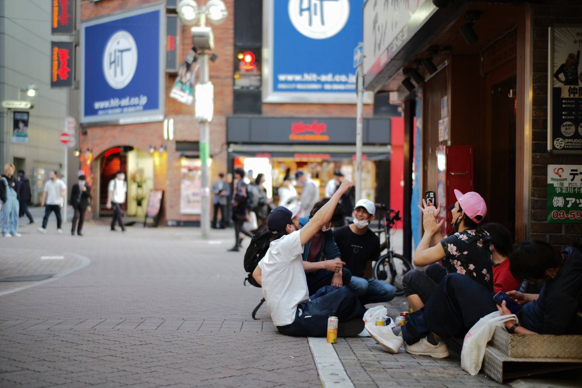 People drink on the street in Shibuya Ward, Tokyo, on April 30. | RYUSEI TAKAHASHI