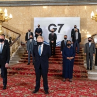 Britain\'s Prime Minister Boris Johnson (center) takes a group photo with other delegates during the G7 foreign ministers meeting in London on May 5.
 | NIKLAS HALLE\'N / EUROPEAN COMMISSION/ VIA AFP-JIJI  
