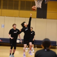 Point guard Nako Motohashi goes up for a layup during a practice for the provisional Japan women\'s national team at Tokyo\'s National Training Center on Thursday. | JAPAN BASKETBALL ASSOCIATION
