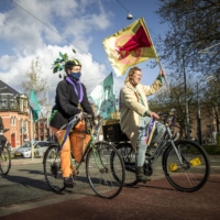 Activists from Extinction Rebellion cycle on a roundabout in Amsterdam on Friday as part of a campaign to draw attention on the climate crisis.  | ANP / VIA AFP-JIJI
