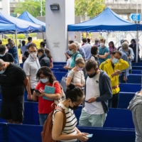 A community vaccination center in Hong Kong | BLOOMBERG 