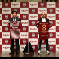 Vissel owner Hiroshi Mikitani and midfielder Andres Iniesta pose with uniforms commemorating the latter\'s contract extension. | VISSEL KOBE