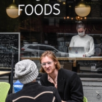 Patrons at a restaurant in New York on April 27. The U.S. Centers for Disease Prevention and Control now says it is safe for fully vaccinated people to take their masks off in most indoor settings. | STEPHANIE KEITH / THE NEW YORK TIMES