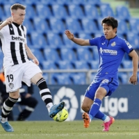 Takefusa Kubo (right) competes during Getafe\'s match against Levante on Sunday in Barcelona. | KYODO