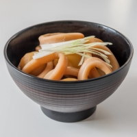 Breaking down a whole squid may seem intimidating, but it\'s actually a lot easier to do than breaking down a fish, since you don’t need a knife. | MAKIKO ITOH
